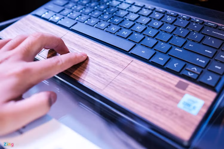 Trải nghiệm thực tế, Touchpad này cho tốc độ phản hồi nhanh, không có hiện tượng bị rít tay. Envy 13 phiên bản gỗ được trang bị cấu hình như phiên bản thường với chip Intel Core i5, RAM 8 GB, SSD 512 GB. Thiết bị có giá 23,5 triệu đồng. Trong tầm giá 23 triệu đồng, ngoài Envy 13 còn có một số model đáng chú ý như Asus ZenBook 14 (23 triệu đồng) hay Acer Swift 5 (giá 24 triệu đồng).