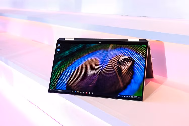 Cấu hình của model này bao gồm chip Intel Core i7-1065G7, RAM 16 GB DDR4 và ổ cứng SSD 512 GB. Máy nặng 1,3 kg. Người dùng có thể xoay thiết bị 360 độ. HP Spectre X360 có giá 48 triệu đồng. 