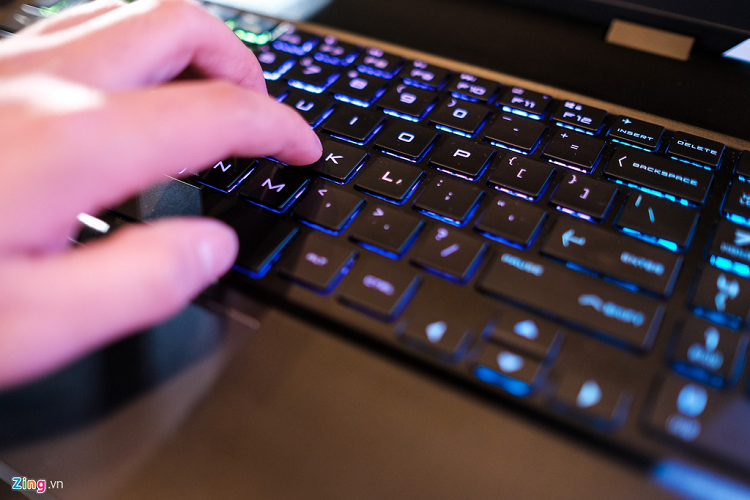 Ngoài ra, bàn phím được trang bị đèn nền RGB với nhiều hiệu ứng màu được chỉnh bằng phần mềm quản lý hệ thống của máy. Phần Touchpad của HP OMEN cho cảm giác bấm khá nhẹ và mịn, độ phản hồi tốt. 