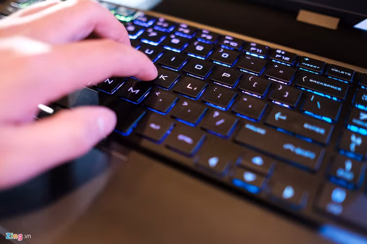 Ngoài ra, bàn phím được trang bị đèn nền RGB với nhiều hiệu ứng màu được chỉnh bằng phần mềm quản lý hệ thống của máy. Phần Touchpad của HP OMEN cho cảm giác bấm khá nhẹ và mịn, độ phản hồi tốt. 