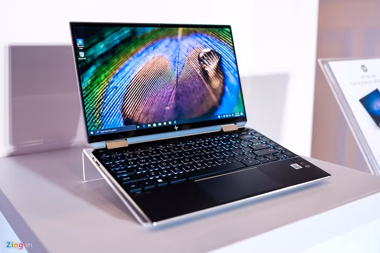 Nếu so với HP Elite Dragonfly, Spectre X360 có thiết kế vuông vức hơn. Sản phẩm sở hữu màn hình 13,3 inch, độ phân giải được nâng lên 4K, tấm nền AMOLED và hỗ trợ cảm ứng. 