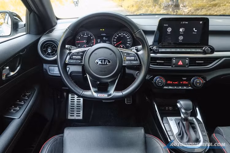 Ngoài ra, những tính năng còn lại của xe đều giống với bản tiêu chuẩn, bao gồm cả màn hình cảm ứng trung tâm tương thích với Apple CarPlay và Android Auto.