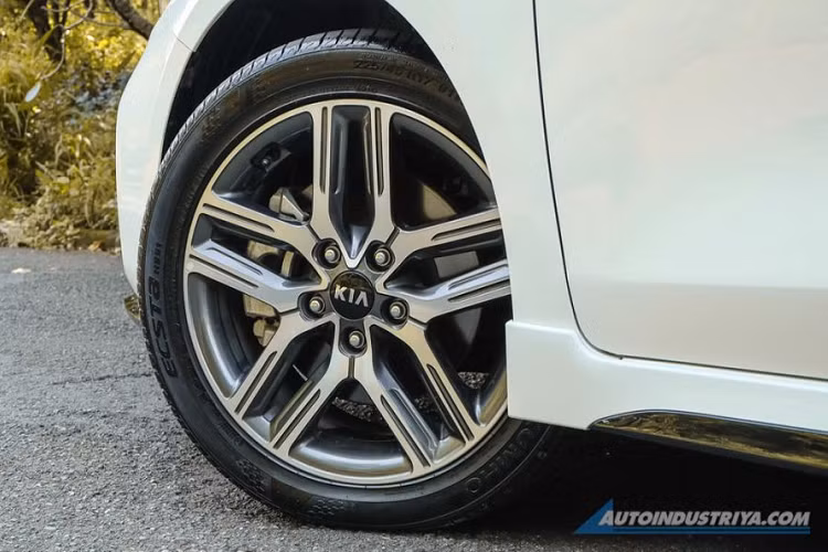 Về ngoại thất, Kia Cerato/Forte 2019 mang hơi hướng thể thao và mạnh mẽ. Những chi tiết thiết kế quen thuộc như mặt ca-lăng hình mũi hổ giờ đã được trau chuốt lại với logo GT gắn thêm, tạo ra cái nhìn mới mẻ hơn hẳn. Bên cạnh đó, sự kết hợp giữa hai tông màu đen-đỏ trên xe thực sự mang tới hiệu quả rõ rệt, phong cách thời trang đã tạo sự khác biệt so với các đối thủ trong cùng phân khúc.