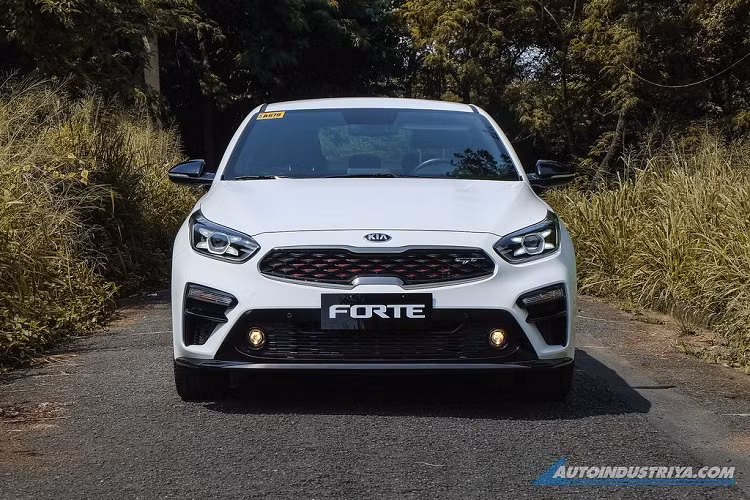 Tại Philippines, Kia Cerato GT 2019 mới sử dụng động cơ tăng áp 1.6 lít cho công suất 201 mã lực và mô-men xoắn cực đại 264Nm, sức mạnh được gửi tới bánh xe thông qua hộp số ly hợp kép 7 cấp. Đặc biệt, ở thị trường Mỹ, khách hàng còn có thêm lựa chọn khác là số sàn 6 cấp.