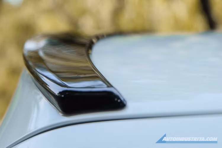 Về nội thất, Cerato/Forte GT 2019 chỉ có thêm trang bị ghế thể thao cùng đường chỉ khâu màu đỏ tương phản, vô lăng thể thao 3 chấu đáy phẳng thêm logo GT ở bên dưới.