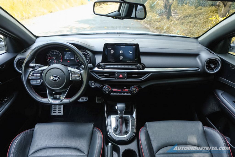 Tại Philippines, Kia Cerato/Forte 2019 đi kèm với bộ mâm hợp kim 5 chấu kép kích cỡ 18 inch khoẻ khoắn