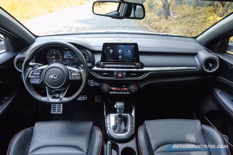 Tại Philippines, Kia Cerato/Forte 2019 đi kèm với bộ mâm hợp kim 5 chấu kép kích cỡ 18 inch khoẻ khoắn