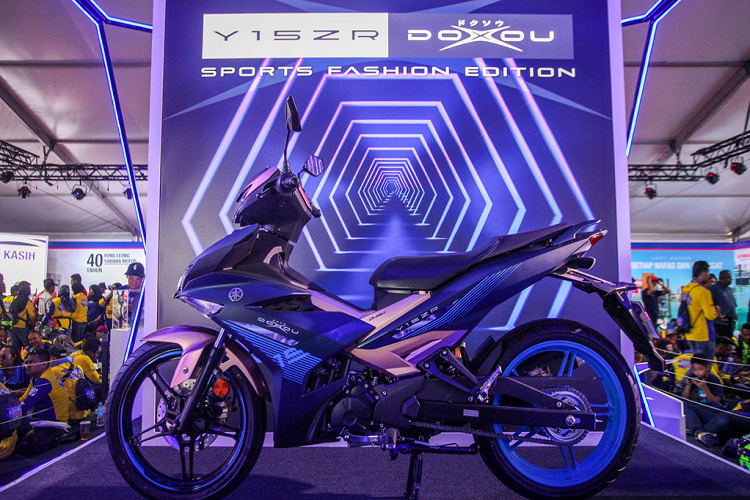 Thân xe được sơn xanh mờ tổng thể, kết hợp với màu đồng đỏ. Mâm xe được sơn màu xanh nhạt ở phía sau và màu đen sọc xanh phía trước để tăng tính tương phản. Các chi tiết kỹ thuật và động cơ vẫn được giữ nguyên.