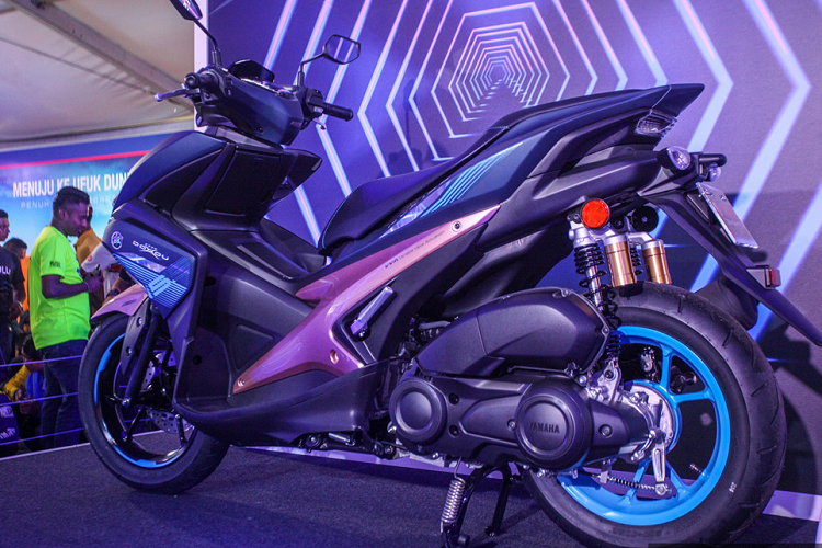 Hộp số côn tay 5 cấp. Có thông tin mẫu xe này sắp được nâng cấp lên động cơ 155 cc giống người anh em NVX, cùng thêm trang bị phanh ABS. Tuy nhiên Yamaha vẫn chưa xác nhận điều này.