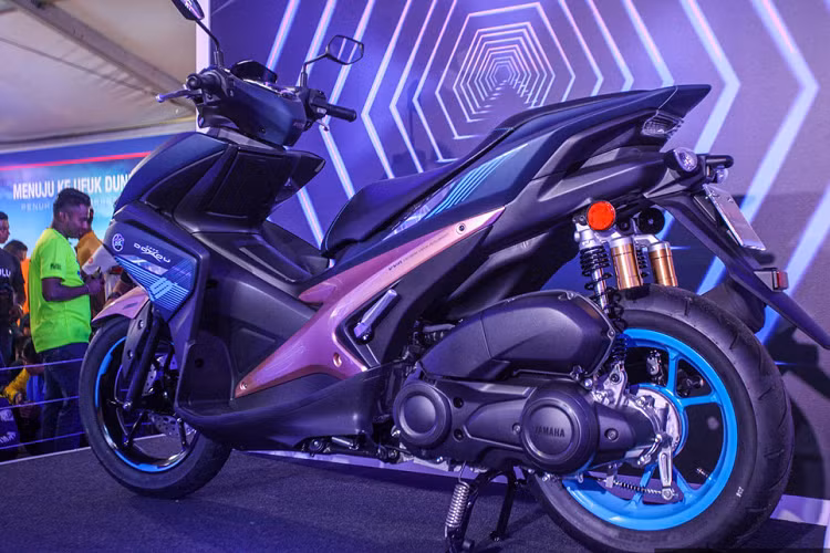 Hộp số côn tay 5 cấp. Có thông tin mẫu xe này sắp được nâng cấp lên động cơ 155 cc giống người anh em NVX, cùng thêm trang bị phanh ABS. Tuy nhiên Yamaha vẫn chưa xác nhận điều này.