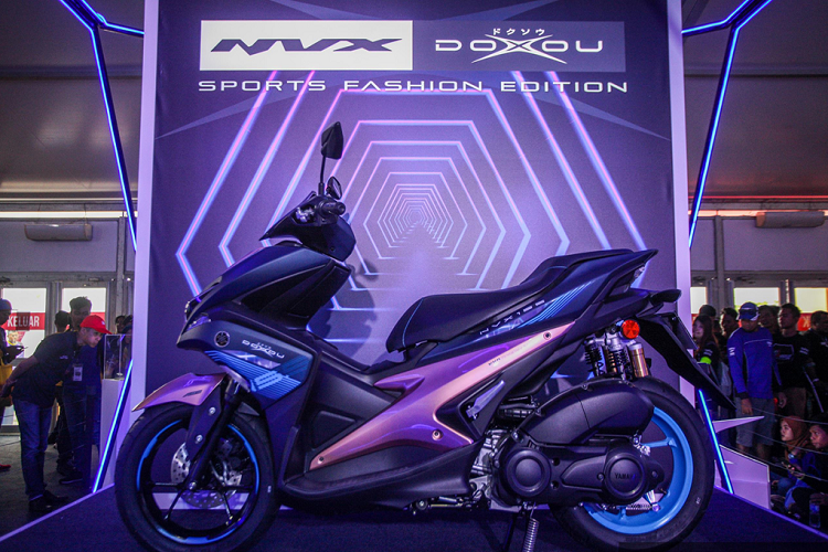 Trong khi đó, phiên bản tiêu chuẩn của Yamaha Y15ZR và NVX 155 tại Malaysia lần lượt là 7.988 và 9.988 RM (tương đương 1.921 USD - 2.402 USD, khoảng 44,5 triệu đồng và 55,7 triệu đồng). Điểm khác biệt của phiên bản Doxou so với bản tiêu chuẩn là ở màu sơn mới.