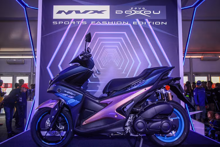 Trong khi đó, phiên bản tiêu chuẩn của Yamaha Y15ZR và NVX 155 tại Malaysia lần lượt là 7.988 và 9.988 RM (tương đương 1.921 USD - 2.402 USD, khoảng 44,5 triệu đồng và 55,7 triệu đồng). Điểm khác biệt của phiên bản Doxou so với bản tiêu chuẩn là ở màu sơn mới.