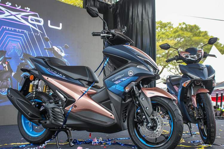 Giá xe Yamaha Y15ZR Doxou sẽ vào khoảng 2.133 USD (tương đương 49,4 triệu đồng), chưa bao gồm các khoản thuế phí, trong khi mẫu x e tay ga Yamaha NVX 155 mới hiện vẫn chưa được công bố giá.