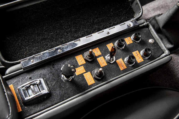 Các nút bấm tuỳ chỉnh vũ khí trên xe Aston Martin DB5 phiên bản Goldfinger