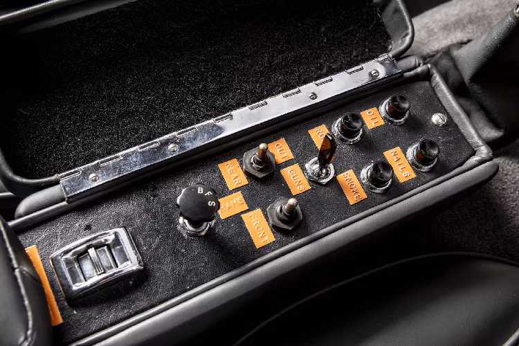 Các nút bấm tuỳ chỉnh vũ khí trên xe Aston Martin DB5 phiên bản Goldfinger