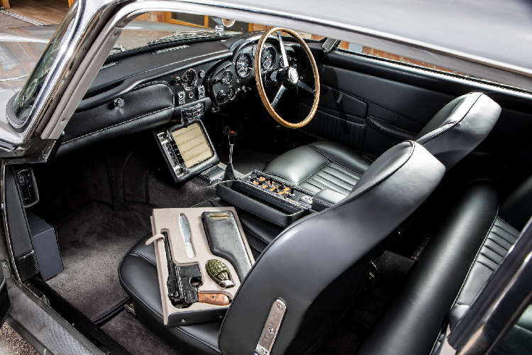 Cabin xe Aston Martin DB5 phiên bản Goldfinger. Hài hước nhất là chiếc DB5 này không chỉ xuất hiện trong Goldfinger mà còn được sử dụng trong những hoạt động quảng bá phim Thunderball và được chế tạo theo cùng thông số kĩ thuật như chiếc xe gốc trong phim.