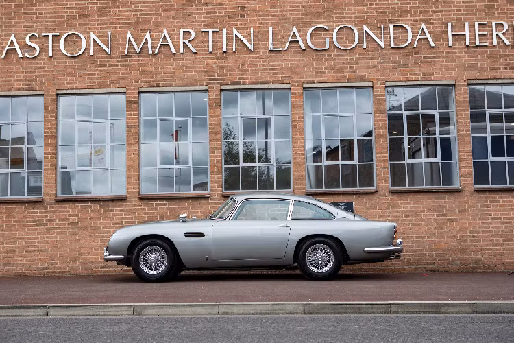 Thiết kế bên hông xe Aston Martin DB5 phiên bản Goldfinger. Chiếc xe đã được Roos Engineering tại Thuỵ Sĩ khôi phục lại khá nhiều, là 1 trong 13 chiếc trên toàn thế giới được Aston Martin chứng nhận Heritage Specialist (Di sản đặc biệt) và việc khôi phục mất 4 năm.