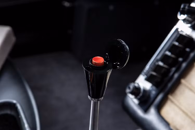 Ngoài ra, chiếc xe này có thể chạy trên đường một cách hợp pháp, nhưng phần lớn chủ xe đều cất trong ga-ra trờ ngày chiếc xe tăng giá. Nút bấm thoát hiểm trên xe Aston Martin DB5 phiên bản Goldfinger