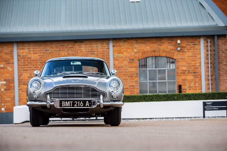 Điều ấn tượng về chiếc DB5 này chính là việc đây là chiếc xe đầu tiên được sản xuất với tấm chống đạn có thể đóng mở để che chắn cho cửa sổ phía sau, ghế thoát hiểm kiểu máy bay phản lực, màn hình radar, máy phun dầu, súng máy ẩn đằng sau đèn xi nhan phía trước và phun khói. Tất cả các thiết bị này đều dùng được, trừ súng máy bắt ra đạn hơi và đi kèm âm thanh của tiếng súng thật.