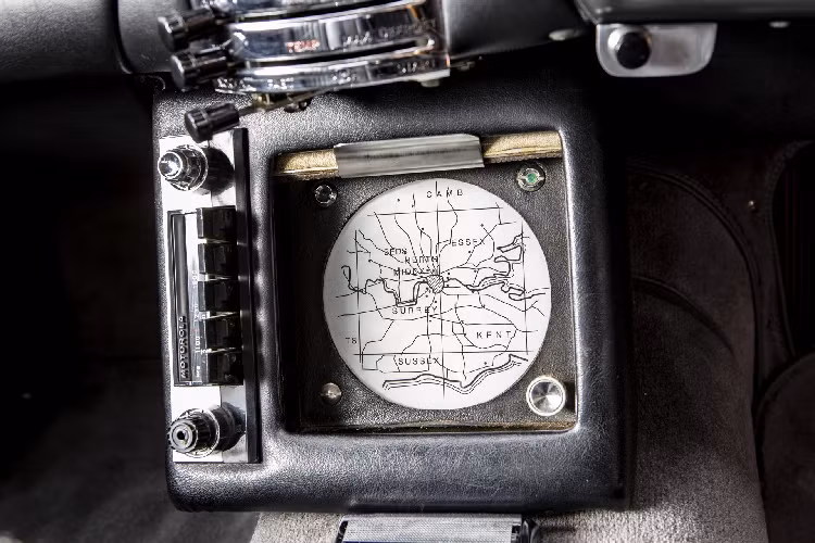 Radar trên xe Aston Martin DB5 phiên bản Goldfinger
