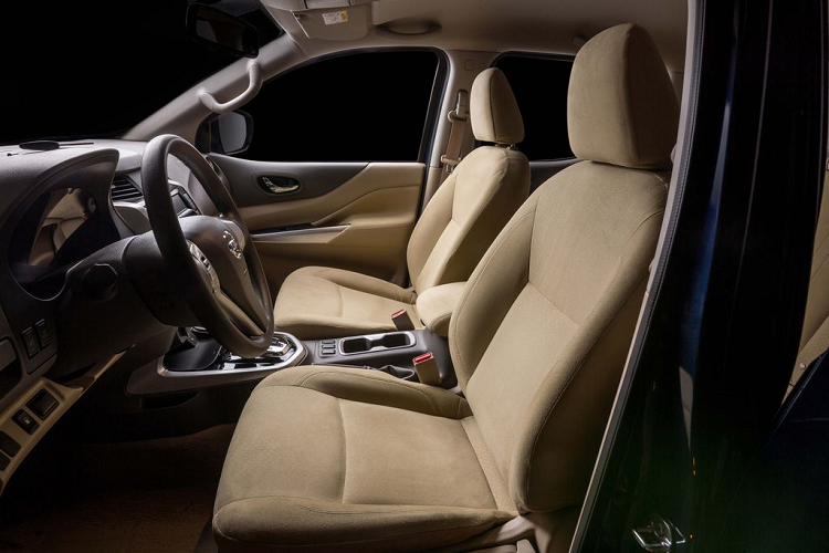 Hàng ghế sau của Nissan Navara VL A-IVI được trang bị móc ghế trẻ em ISOfix, dùng để cố định ghế nôi trẻ em theo tiêu chuẩn chung của ghế trẻ em trên thị trường. Đây là trang bị rất hữu ích và an toàn cho các gia đình có trẻ nhỏ, giúp phụ huynh an tâm hơn khi đưa con em đồng hành trên những chuyến đi.