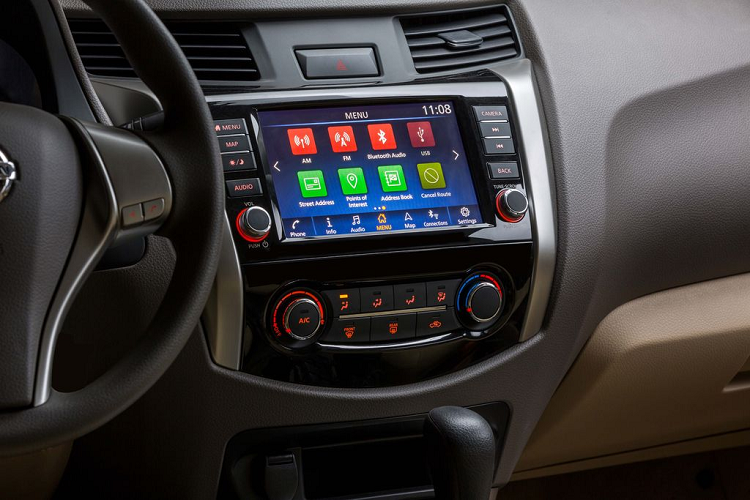 Cả hai phiên bản Nissan Navara VL A-IVI và Nissan Navara SL A-IVI mới được trang bị màn hình giải trí thế hệ mới theo chuẩn của Nissan toàn cầu - Màn hình giải trí (AVN) có kích thước 8 inch, điều khiển bằng cảm ứng đa điểm. Nhờ chức năng Nissan Connect, khách hàng có thể dễ dàng kết nối màn hình với điện thoại thông minh thông qua các ứng dụng Google Android Auto hoặc Apple Car Play và sử dụng các tính năng như Bản đồ dẫn đường, Đàm thoại rảnh tay, Ra lệnh bằng giọng nói, Giải trí qua AM/FM, USB/AUX/Bluetooth.