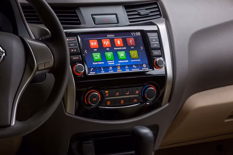 Cả hai phiên bản Nissan Navara VL A-IVI và Nissan Navara SL A-IVI mới được trang bị màn hình giải trí thế hệ mới theo chuẩn của Nissan toàn cầu - Màn hình giải trí (AVN) có kích thước 8 inch, điều khiển bằng cảm ứng đa điểm. Nhờ chức năng Nissan Connect, khách hàng có thể dễ dàng kết nối màn hình với điện thoại thông minh thông qua các ứng dụng Google Android Auto hoặc Apple Car Play và sử dụng các tính năng như Bản đồ dẫn đường, Đàm thoại rảnh tay, Ra lệnh bằng giọng nói, Giải trí qua AM/FM, USB/AUX/Bluetooth.