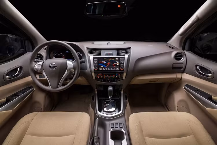 Riêng trên phiên bản Nissan Navara VL A-IVI Premium Z, ngoài những thay đổi trên, xe còn được trang bị bộ phụ kiện cao cấp Premium Z với ốp cản trước đầy cá tính ở phần đầu xe, kết hợp với ốp đèn sương mù màu đen nổi bật, bộ tem Primium Z nổi bật chạy dọc thân xe và logo Primium Z sang trọng ở phần đuôi xe. Bộ phụ kiện Premium Z mang đến cho mẫu xe bán tải vẻ ngoài đậm chất thể thao, đầy khỏe khoắn và ấn tượng trên từng đường nét.