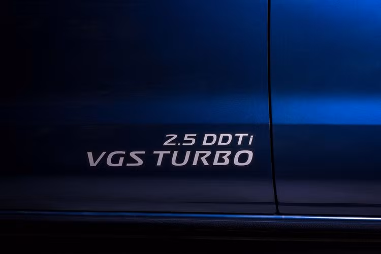 Tất cả các phiên bản Nissan Navara A-IVI đã có mặt tại Hệ thống Đại lý Nissan trên toàn quốc với 6 lựa chọn về màu sắc gồm: Vàng sa mạc, Nâu đậm, Trắng ngọc trai, Bạc, Xám và Xanh dương.