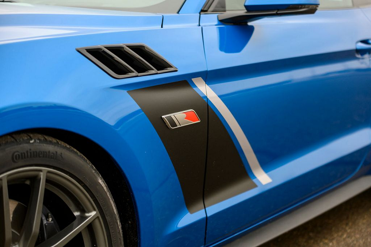 Nhà độ bên cạnh đó cũng hiệu chỉnh lại hệ thống treo MagneRide, giúp chiếc xe bám đường một cách nhịp nhàng. Sự nâng cấp khả năng vào cua đến từ sự xuất hiện của bộ lốp Continental ExtremeContact Sport và tấm cánh gió sau bằng sợi carbon với tác dụng gia tăng lực nén cho phần trục sau.