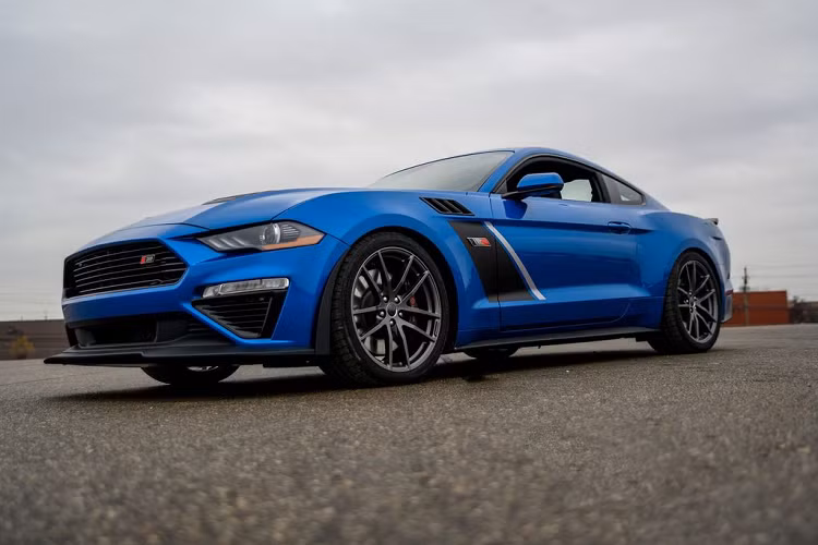 Trong khi, chiếc Shelby GT500 với ngoại thất hầm hố hơn có giá bán từ 74.000 USD (tương đương 1,7 tỷ đồng).
