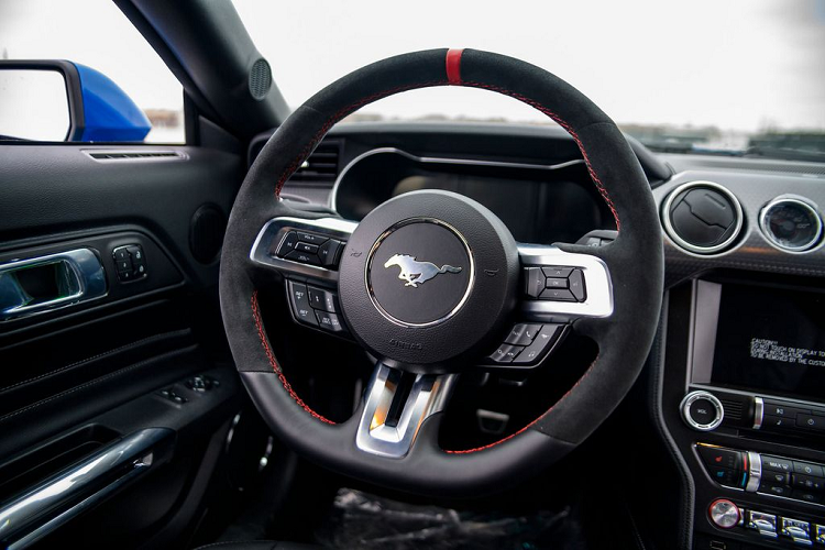 Các trang bị tiêu chuẩn khác trên Stage 3 Mustang bao gồm một bộ body kit góc cạnh, gói trang trí cùng đề-can và logo, những nâng cấp nội thất nhỏ gọn, bộ mâm Jet Black Flowform 20-inch và phôi chìa khóa Roush.