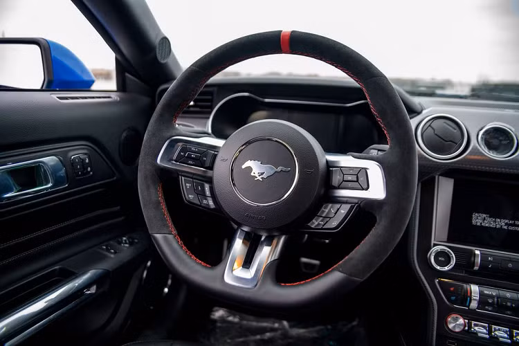 Các trang bị tiêu chuẩn khác trên Stage 3 Mustang bao gồm một bộ body kit góc cạnh, gói trang trí cùng đề-can và logo, những nâng cấp nội thất nhỏ gọn, bộ mâm Jet Black Flowform 20-inch và phôi chìa khóa Roush.