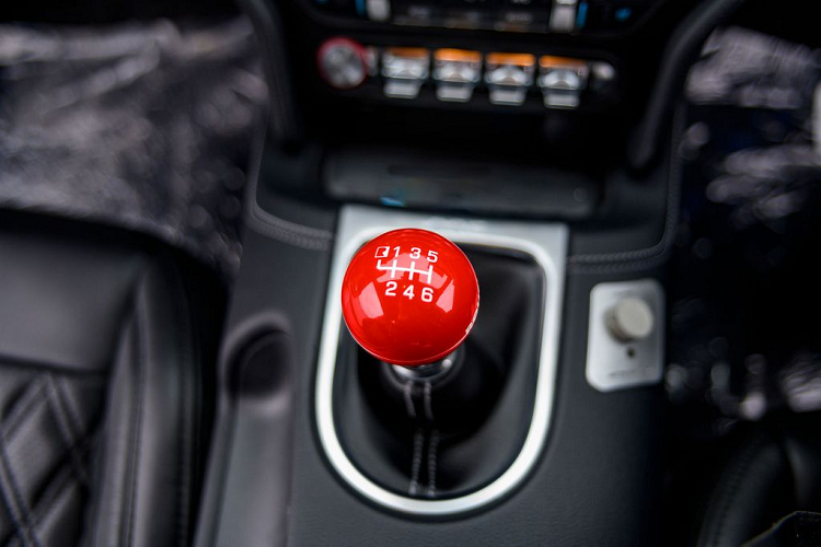 Danh sách tùy chọn thêm cho khách hàng cũng khá phong phú bao gồm hệ ống xả chủ động, các ốc hãm mới, bộ đĩa – má phanh từ Brembo, bộ mâm hợp kim 20-inch và một số nâng cấp ngoại thất khác.