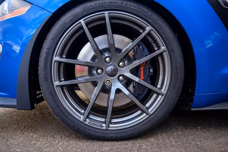 Về giá bán Ford Mustang GT mới khoảng hơn 37.000 USD (857 triệu đồng), cộng thêm gói độ Roush Stage 3 Mustang 2020 với giá 24.995 USD (579 triệu đồng), bạn sẽ có một phiên bản hiệu suất cao của Mustang khi bỏ ra khoảng 62.000 USD (1,4 tỷ đồng).