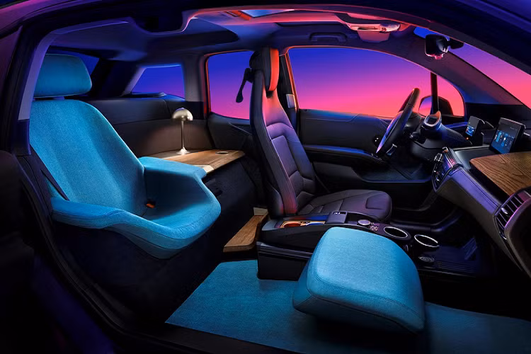 Mặc dù nhìn từ bên ngoài hoàn toàn giống như một chiếc i3 thông thường, nhưng bên trong đã được thiết kế lại hoàn toàn với không gian như một khách sạn mang phong cách cổ điển. Hãng xe hơi BMW cho biết họ chỉ giữ lại ghế lái và khu vực bảng điều khiển trung tâm.