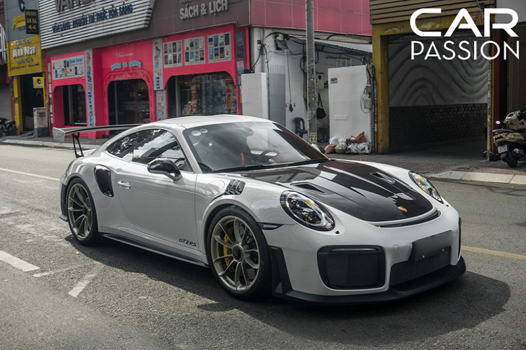 Xuất hiện trong bài viết là chiếc siêu xe Porsche 911 GT2 RS đầu tiên được bàn giao đến tay khách hàng, mặc dù là chiếc thứ 3 được đưa về. Xe sở hữu lớp sơn màu trắng Carrera, kết hợp với một số chi tiết được làm từ sợi carbon ở phần ngoại thất, tạo nên phần tổng thể mang đậm dấu ấn thể thao.