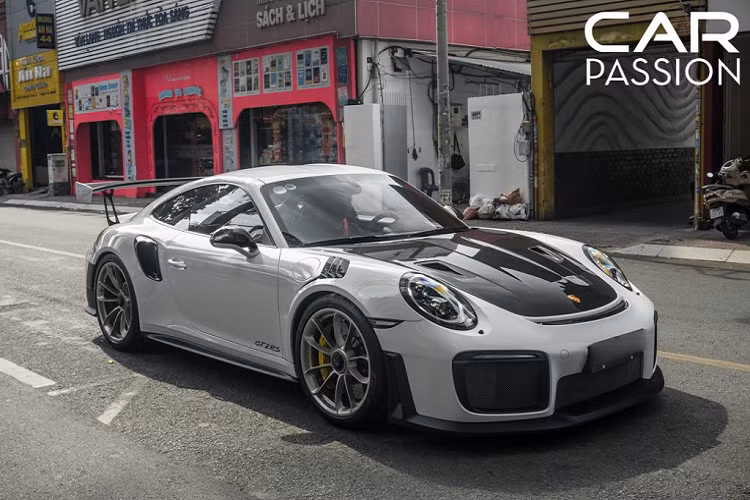 Xuất hiện trong bài viết là chiếc siêu xe Porsche 911 GT2 RS đầu tiên được bàn giao đến tay khách hàng, mặc dù là chiếc thứ 3 được đưa về. Xe sở hữu lớp sơn màu trắng Carrera, kết hợp với một số chi tiết được làm từ sợi carbon ở phần ngoại thất, tạo nên phần tổng thể mang đậm dấu ấn thể thao.