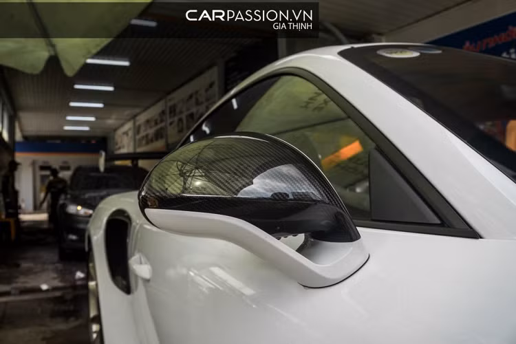 Hệ thống khung gầm của xe còn được gia cố lại, hệ thống treo thể thao kết hợp hệ thống lái sử dụng cầu sau tiên tiến, đồng thời là sử dụng bộ lốp hiệu suất cao có khả năng chịu nhiệt. Hệ thống kiểm soát độ ổn định cho thân xe Porsche Stability Management được tinh chỉnh đặc biệt sao cho phù hợp nhất với chế độ Sport nhằm tối ưu hóa cảm giác lái.