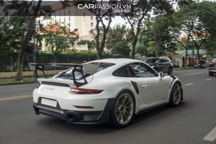 Porsche 911 GT2 RS được trang bị động cơ Boxer 6 xi-lanh, dung tích 3.8 lít, sản sinh công suất tối đa 700 mã lực và mô men xoắn cực đại đạt 750 Nm. Một điểm đáng chú ý khác trên chiếc 911 mạnh nhất lịch sử là Porsche đã không còn sử dụng hộp số sàn 6 cấp cho xe như thế hệ tiền nhiệm mà thay vào đó là hộp số PDK 7 cấp ly hợp kép nhằm tối ưu khả năng vận hành.