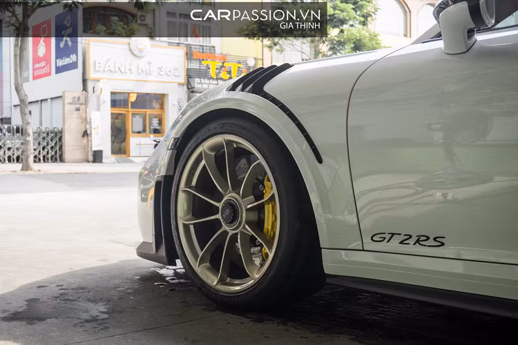 Cùm phanh được sơn màu vàng nổi bật, GT2 RS được trang bị hệ thống phanh đĩa hiệu suất cao carbon ceramic Porsche Ceramic Composite Brake có khả năng chịu nhiệt khi vận hành ở tốc độ cao. Một chi tiết khá đặc biệt là van bơm khí trên mâm xe được hoàn thiện với logo của hãng xe Đức, cho thấy sự chế tác tỉ mỉ trên từng tiểu tiết của Porsche. Tên của mẫu siêu xe được đặt đối xứng ở góc trái của hai cánh cửa và ở phía sau đuôi xe.