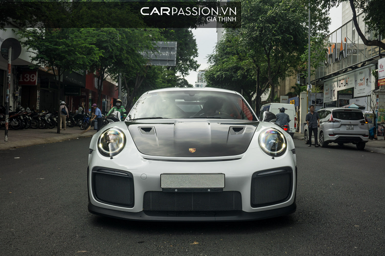 Nhằm giảm tối đa sức cản gió phía trước, phần cản trước của 911 GT2 RS được trang bị 3 hốc gió lớn, trong đó hai hốc gió ngoài cùng được tích hợp đèn xi-nhan báo rẽ. Tương tự chiếc 911 GT3 RS, một líp trước có khắc chữ “GT2 RS” cũng được bổ sung có tác dụng điều hòa luồng không khí, mang đến sự ổn định cho thân xe khi vận hành ở tốc độ cao.