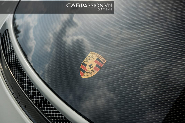 Khoang động cơ phía sau được ốp sợi carbon cũng như phần nắp phía trên cũng được làm từ vật liệu cùng tên. Đèn hậu tích hợp công nghệ LED 4 điểm hiện đại nhất của Porsche ở thời điểm hiện tại.