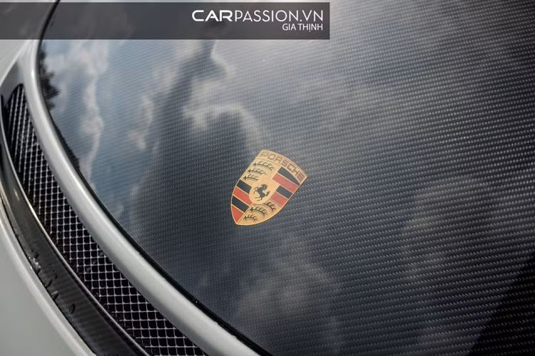 Khoang động cơ phía sau được ốp sợi carbon cũng như phần nắp phía trên cũng được làm từ vật liệu cùng tên. Đèn hậu tích hợp công nghệ LED 4 điểm hiện đại nhất của Porsche ở thời điểm hiện tại.