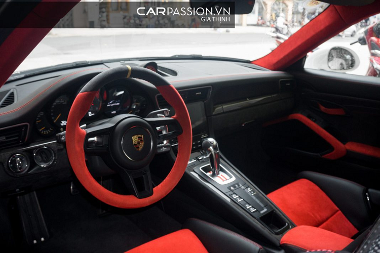 Ngoài việc chú trọng đến vẻ ngoài của xe, Porsche còn bổ sung thêm cho bộ tăng áp kép một cơ chế tản nhiệt thông minh, giảm nhiệt độ luồng khí nén ở ngay trước kì đốt, góp phần tăng thêm sức mạnh cho mẫu siêu xe vốn dĩ với động cơ Boxer đã rất mạnh. Hệ thống làm mát hoạt động dựa trên sự kết hợp phun khí nạp với nước.