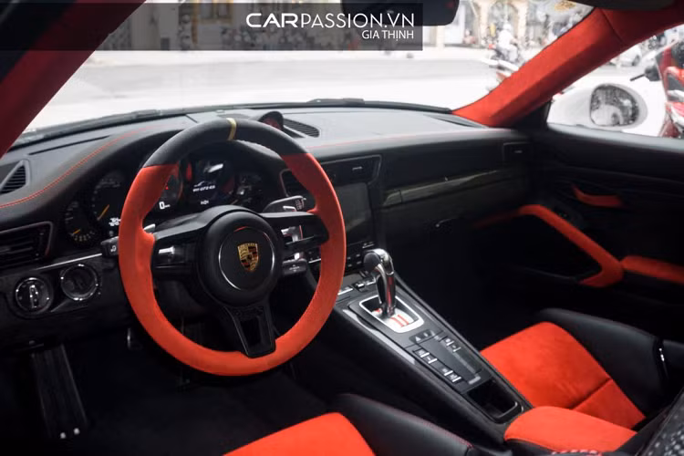 Ngoài việc chú trọng đến vẻ ngoài của xe, Porsche còn bổ sung thêm cho bộ tăng áp kép một cơ chế tản nhiệt thông minh, giảm nhiệt độ luồng khí nén ở ngay trước kì đốt, góp phần tăng thêm sức mạnh cho mẫu siêu xe vốn dĩ với động cơ Boxer đã rất mạnh. Hệ thống làm mát hoạt động dựa trên sự kết hợp phun khí nạp với nước.