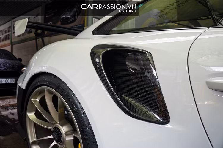 Xe sử dụng bộ mâm 5 chấu kép hình nan hoa được làm từ hợp kim ma-giê để giảm thiểu trọng lượng có kích thước trước sau lần lượt là 20/21 inch được sơn màu vàng đồng ấn tượng, tương phản với màu ngoại thất. Lốp trước và sau có kích cỡ lần lượt là 265/35 và 325/30.