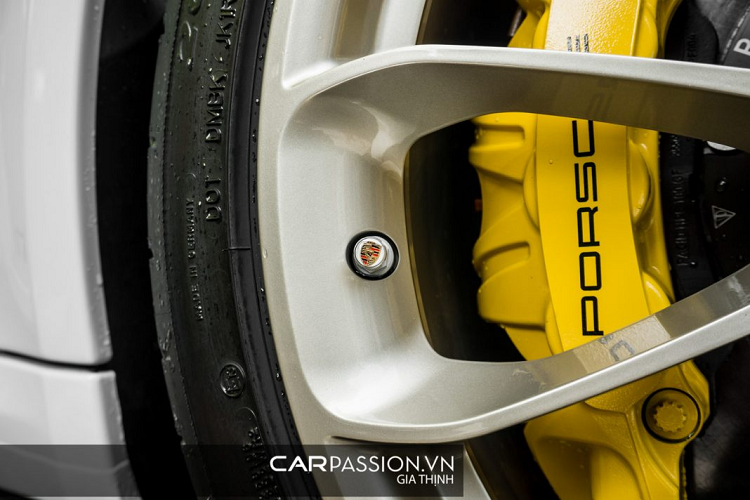 Khoang nội thất đậm chất thể thao lấy hai tông màu đỏ-đen làm chủ đạo, bệ bước chân carbon với chữ “GT2 RS” phát sáng, các chi tiết như : bệ tì tay, vô-lăng, ghế ngồi và trần xe đều được bọc da Alcantara màu đỏ nổi bật. Ghế ngồi với phần khung ghế làm từ sợi carbon kết hợp với da bọc cao cấp, chỉ khâu màu đỏ và chữ “GT2 RS” màu đỏ dập nổi trên phần tựa đầu.