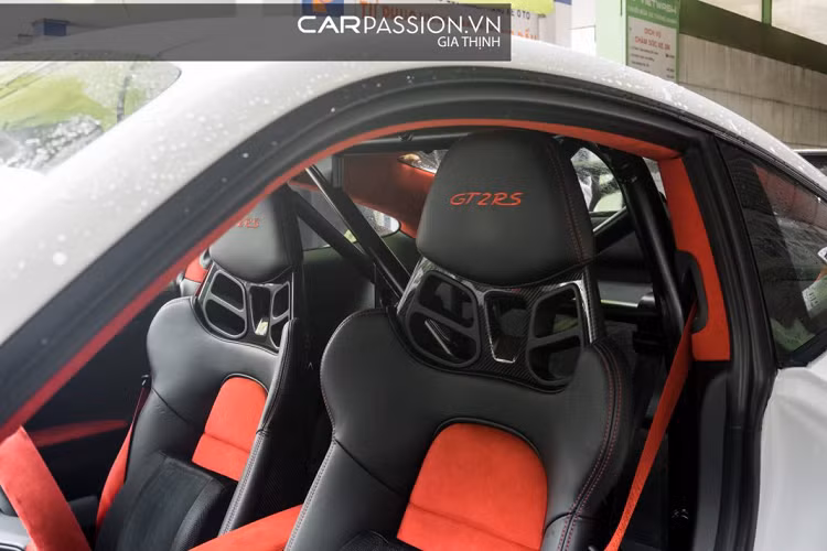 Đuôi xe mang nhiều sự khác biệt so với 911 GT3 RS như cụm ống xả kép đạt đối xứng hai bên, hai hốc gió sau trên GT3 RS đã được gỡ bỏ. Phần đuôi xe còn trang bị một cánh gió carbon to bản giúp giữ cho thân xe luôn ở trên mặt đất khi di chuyển ở tốc độ lớn, đây thực chất là một hệ thống cánh gió kép với thêm một cánh gió dạng ducktail được vuốt theo thân xe.