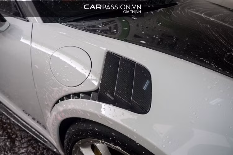 Chưa dừng lại ở đó, thân xe của Porsche 911 GT2 RS hàng hiếm này còn sử dụng nhiều vật liệu nhựa gia cố sợi carbon CFR giúp giảm tối đa trọng lượng xe, mui xe được gia công từ ma-giê trong khi ống xả được làm từ titanium, việc áp dụng nhiều vật liệu có trọng lượng nhẹ giúp cho thân xe khi đổ đầy nhiên liệu chỉ ở mức 1.470 Kg.